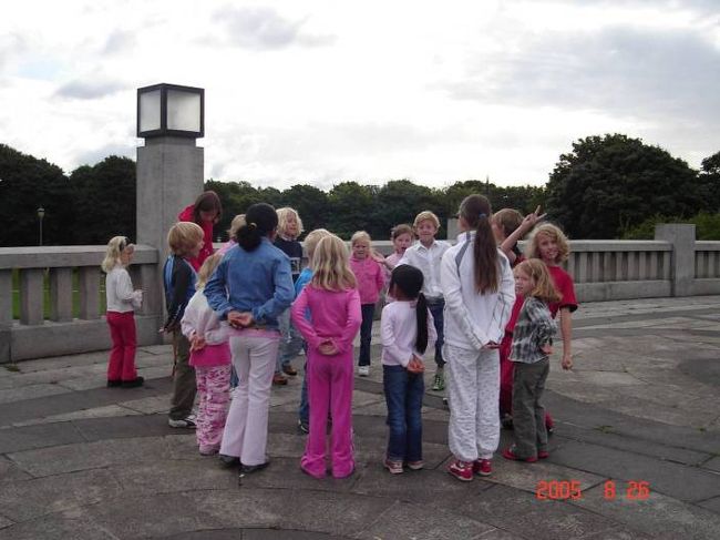 オスロ：フログネル公園にて。現地の子供達の遠足のようだ。2005.8.26