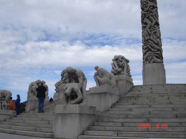 オスロ：フログネル公園にて。ダスタブ・ヴィーゲラン作の彫刻がこの公園内で６５０体もある。にんげんの輪廻転生を描いたものから、心からわき出る感情までも彫刻にしてある。薄気味さ迄感じる秀逸の連続だ。2005.8.26