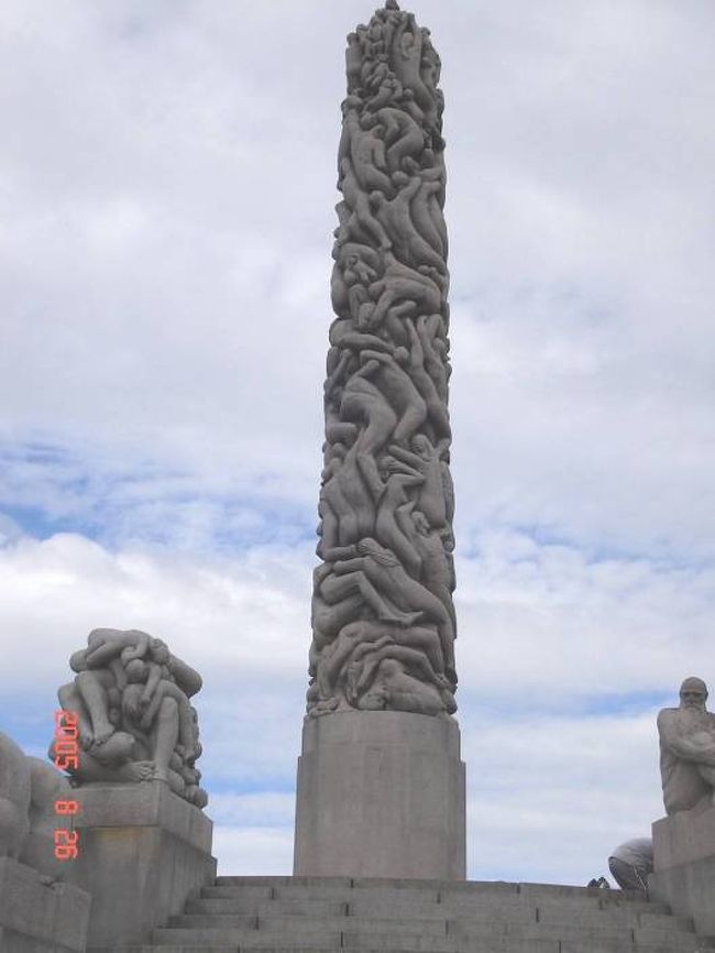 オスロ：フログネル公園にて。ダスタブ・ヴィーゲラン作の彫刻。シンボルのモノリッテンは高さ、１７ｍ、総重量２５０トンの花崗岩に老若男女１２１体の像が刻み込まれている。まさに圧巻だ。2005.8.26