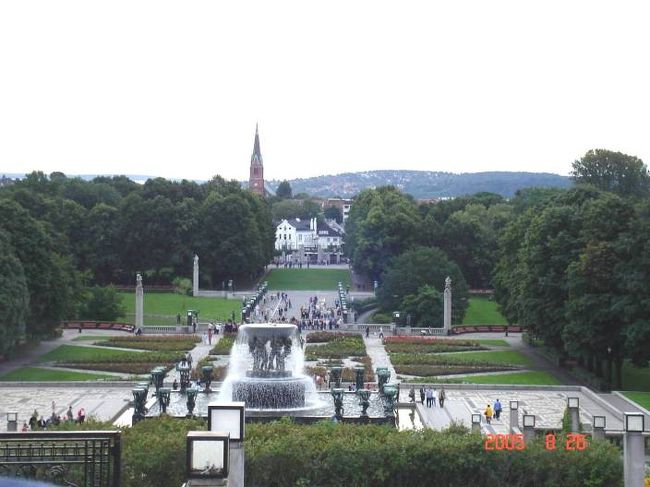 オスロ：フログネル公園の正面入り口をシンボルのモノリッテン方向からの景観。2005.8.26