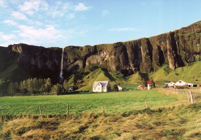 国立公園を後にして、私達は一路今日の宿泊先のKirkjub-（ｅが二つくっついたような形の文字）jarklausturへ向かう。<br />一号線からは名もない滝をたくさん見る事ができる。