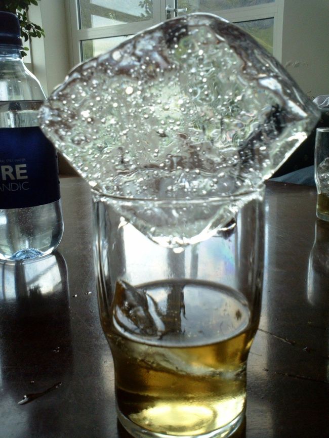 グラスに入りきらない大きな氷河は、溶かして水にして頂く。<br />ほんとに、氷河ってキラキラしてダイヤモンドのよう☆<br />あー、こんなカラットの本物のダイヤが欲しいなぁ（Ｔ▽Ｔ）