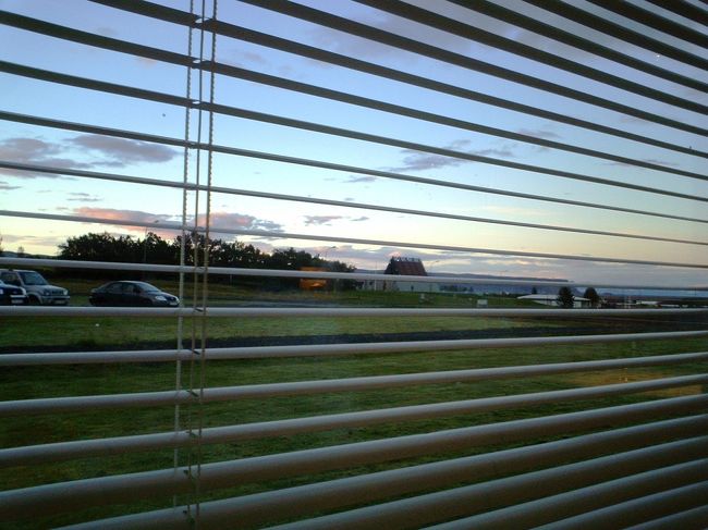 北の国アイスランドはこの時期とても陽が長い。<br />夜10時半でも、外はご覧の通り。<br />夜中の空も黒い空ではなくて、藍色のような色をしている。<br />藍色で明るいため、残念ながら星はあまり見えない。<br />満天の星空を期待していた私は、寒い夜中に外へでてかなりがっかり。<br />でも、冬は満天の星空が見えてオーロラも舞うんでしょうね、きっと。
