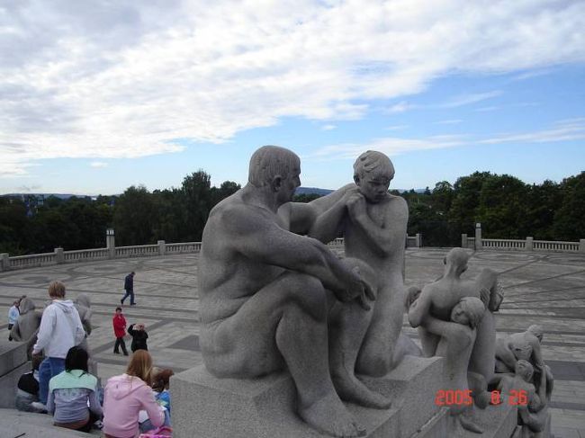 オスロ：フログネル公園のダスタヴ・ヴィラーゲン作の彫刻の数々。2005.8.26
