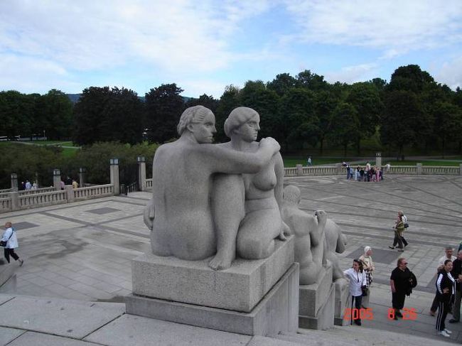 オスロ：フログネル公園のダスタヴ・ヴィラーゲン作の彫刻の数々。2005.8.26