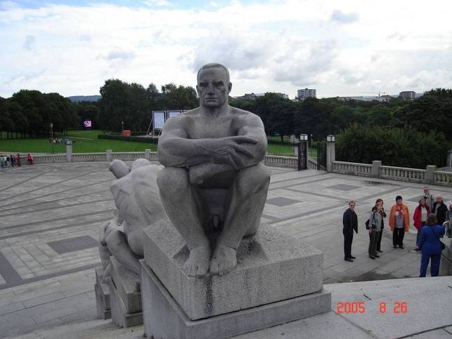 オスロ：フログネル公園のダスタヴ・ヴィラーゲン作の彫刻の数々。2005.8.26
