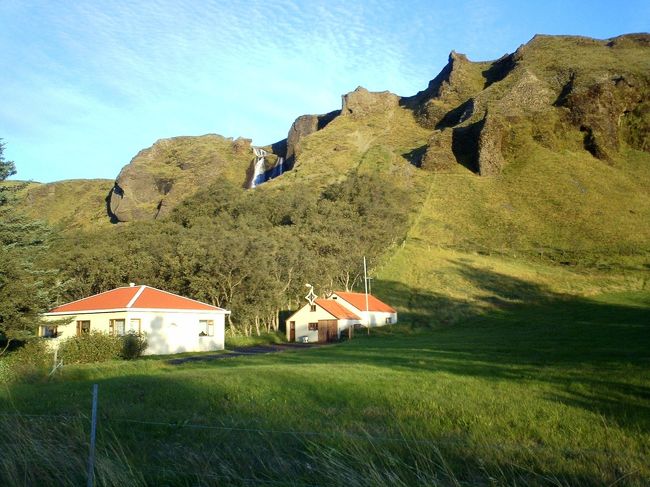 2005年8月27日<br /><br />朝早く目覚めてしまった・・・<br />という訳で、朝の散歩へ出かける。<br />ホテルの窓から外を見ると、朝日がサンサンと降り注いで暖かそうだったので、比較的薄着で外へGo！<br />アホでした。。。<br />めっちゃくちゃ寒い（＞＜）<br />アイスランドの朝をなめてた。。<br />首をすくめながらホテルの側を散策する。