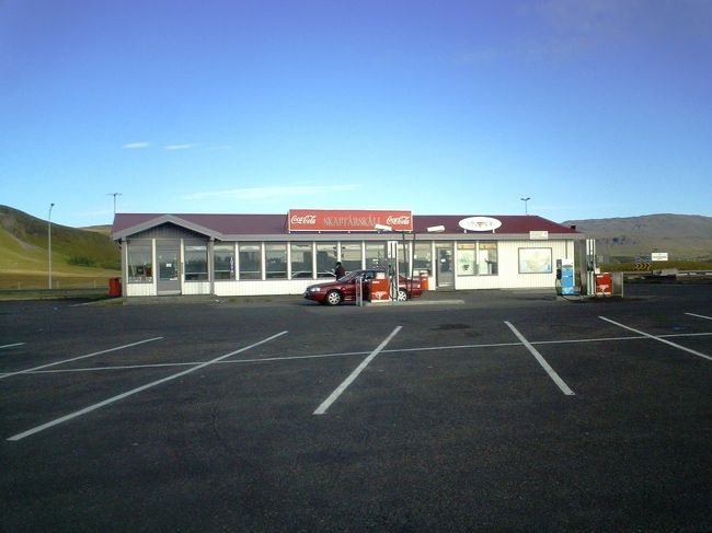 さて、本日のドライブ開始。<br />今日は昨日と同じ一号線＋30号線からゴールデントライアングルと呼ばれてる地域を回ってレイキャビックに戻るコース。<br />早めにホテルをチェックアウトして、ガソリンスタンドへ。<br />カードOnlyだったので、クレジットカードを入れるが・・・何で戻ってくる？表示を見ると「使えません」え？別のカードでやっても駄目。ありとあらゆるカードを差し込むけれど戻ってくるばかり。<br />うぎゃーーーーーー。次の町まで行くガソリンがない。<br />Instore払いできるのが、あと2時間後。わー（T0T)<br />待つこと30分。やっと一台の車がきて、給油を始めた。使い方を聞くしかあるまい！<br />「エックスキューズミー」勇気をだして声かける。<br />と、「日本人ですか？」え？日本語？<br />オランダ人と国際結婚された日本人の方だった！Lucky。<br />そのご夫婦は、プリペイドカードを買っているらしく、残りが少ないからあげる。と言ってくれたが、それはいかん。金は払いますから。<br />とりあえず旦那さんからカードを借りて差し込む。と、あれ？また戻ってくる。<br />「No No　逆側だよ」<br />え？どうやら日本のATMのように磁気面を下にして入れたのが違ったらしい。磁気面を上にして入れるらしい。<br />まじ？「ちょっともう一回クレジットカード入れてみます」<br />なるほど〜。今度はちゃんと我々のクレジットカード受付てくれた。無事給油完了。<br />あーあ・・クレカ面が逆だっただけなのね。<br />これからアイスランドへ行く皆さん、お気をつけ下さい。磁気面が上でカードを入れてください！