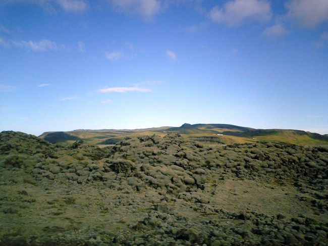 車を満腹状態にしたところで、いざドライブ開始。<br />国道一号線をひたすら昨日と逆ルートで進む。<br />Vikまでは、ボコボコと土が盛り上がった不思議な風景。