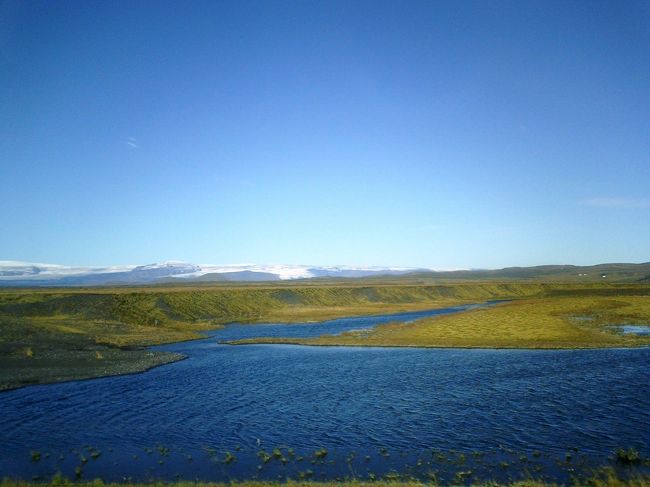 ボコボコ土が消えると、今度はとっても雄大な風景が広がる。<br />内陸部は、きっとこれくらいの大きさの河にも橋などないんだろうなぁ。<br />あー、これを４ＷＤでバッサーン！と行きて〜。<br />と叫びながら一号線も橋を通過。