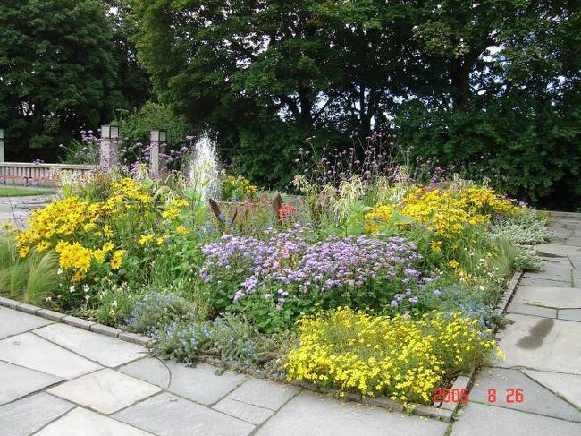 オスロ：フログネル公園のダスタヴ・ヴィラーゲン作の息詰まる彫刻の数々を見て、ホットするお花畑をパチリ。2005.8.26 