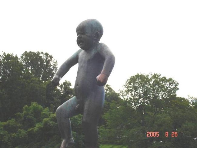 オスロ：フログネル公園のダスタヴ・ヴィラーゲン作の彫刻の数々の中で特に有名な「怒りん坊像」・・・本当にリアル。2005.8.26 