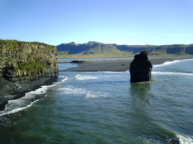 ＶＩＫの町を通り過ぎて、左側の道へ入る。<br />ここから、いざ岬へ向けてＧｏ！<br />目的は、アイスランドの国鳥”パフィン”探し☆<br />ガッタガタのダート道をＦＦの真っ赤セダンで突っ走る。<br />おーーー、見えてきた見えてきた！<br />アイスランドの海だ〜(^0^)