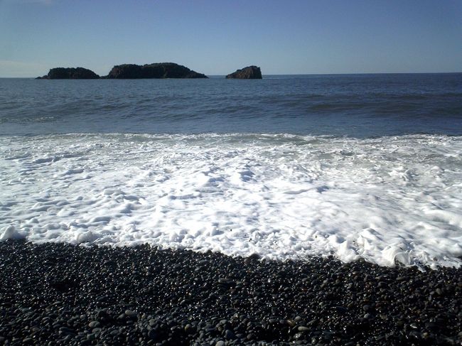 海の浜も真っ黒。<br />下は砂ではなく、一面黒い石！<br />しかも、かなり上質と思われる。（多分）<br />海にも自然の芸術がいっぱーい！