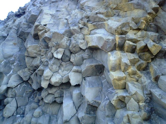 風で作られたのかな？<br />後ろの岩もかなりの芸術品！<br /><br />少し困った顔をしたパフィンがみたくて、ガッタガタのダートを走ったのに、どこを探してもパフィンがいない。<br />おーい、どこだ〜！パフィン！！