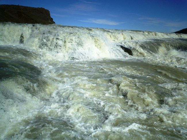 ここの滝ですごいと思ったのは、滝の上流の所は滝にズンズン近づける事だ。<br />手を洗おうとおもえば、こんな場所で手を洗うこともできる。<br />全然上流部分は仕切りなし。<br />落ちてしまえば、はい・・もれなく滝壺へ。<br />ワイルド♪