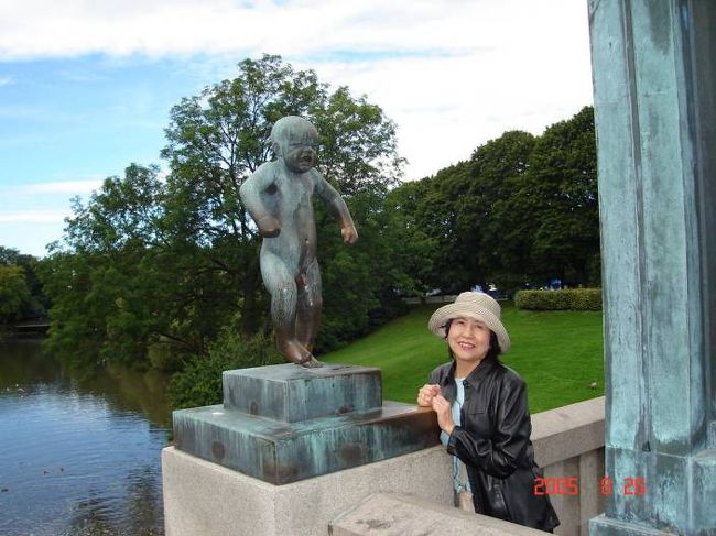 オスロ：フログネル公園のダスタヴ・ヴィラーゲン作の彫刻の数々の中で特に有名な「怒りん坊像」・・・本当にリアル。2005.8.26 