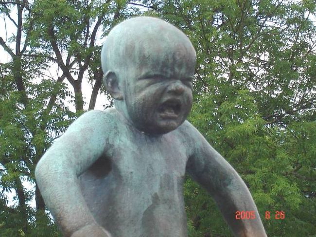 オスロ：フログネル公園のダスタヴ・ヴィラーゲン作の彫刻の数々の中で特に有名な「怒りん坊像」・・・本当にリアル。2005.8.26 