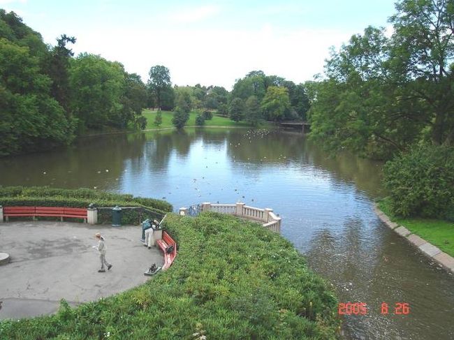 オスロ：フログネル公園のダスタヴ・ヴィラーゲン作の彫刻の数々の中で特に有名な「怒りん坊像」後の庭園と池・・・これもホットする。2005.8.26 