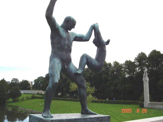 オスロ：フログネル公園のダスタヴ・ヴィラーゲン作の彫刻の数々。「父と子」か？2005.8.26 
