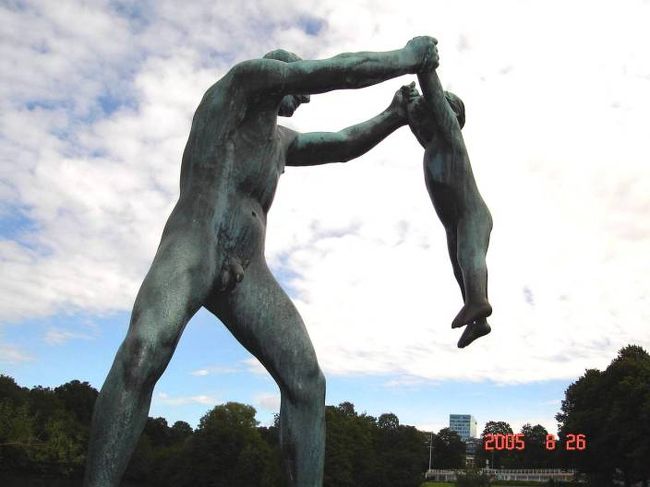 オスロ：フログネル公園のダスタヴ・ヴィラーゲン作の彫刻の数々。「父と子」か？2005．8.26 