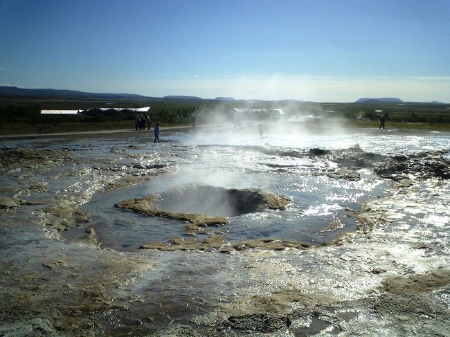 ＧＵＬＬＦＯＳＳから車で１０分位で、これまた大観光ＧＥＹＳＩＲへ到着。<br /><br />ここの目玉の７０Ｍも噴出す元気な間欠泉のＧＥＹＳＩＲは、最近かつての勢いがなくＧＥＹＳＩＲから噴出す間欠泉を見れるのは、一日３度くらいとの事。<br />一日中ＧＥＹＳＩＲを張っている時間など無い我々には、３０Ｍ位の間欠泉ＳＴＯＫＫＵＲ（現在３-５分に一度噴出す）を張ることにした。<br /><br />はじめてみる間欠泉。<br />地球にぽっかり穴があいているよう♪