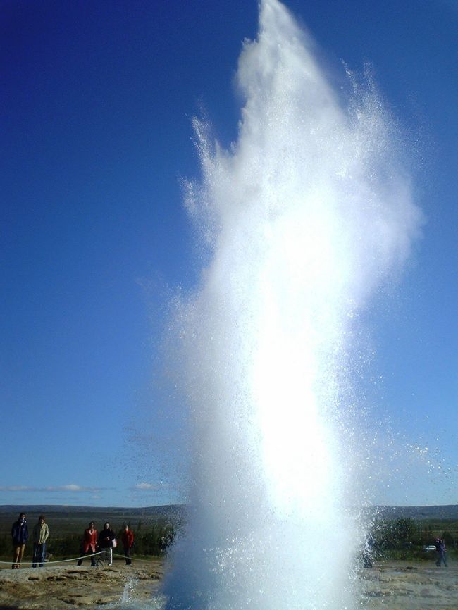 ?そしてドッカーーーーーーーーーーーン☆<br /><br />大迫力！！！<br />そして、風下で見ていた方々は頭上から熱湯の洗礼を受けます。<br />