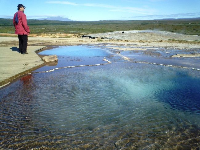 ＧＥＹＳＩＲでは、元気な間欠泉だけではなく、あっちこっちで温泉が沸いている。<br />とりあえず吸い込まれそうなブルーのお湯で手を洗おうと試みると、アチチチチチッ☆<br />推定温度８０度。アッチー<br />奥の絵の具を流したような色の温泉は、かなーり温め。<br />両方を混ぜて、ここを露天風呂にしたら気持ちいいだろうなぁ。