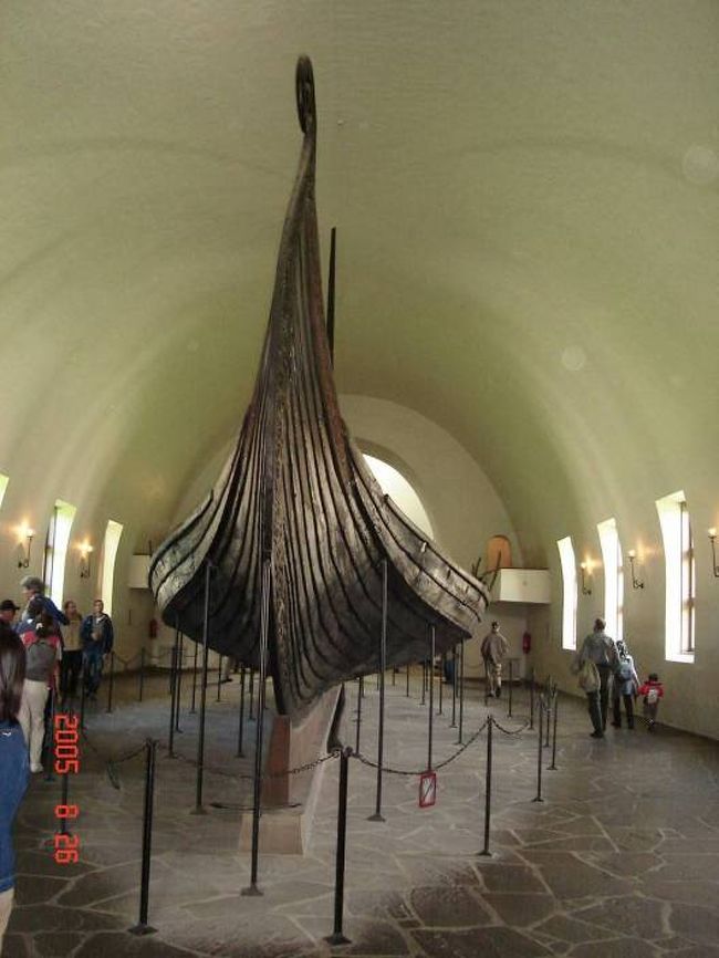 オスロ：バイキング船博物館にて。紀元８００年頃のものと言われている。女王の遺体と共に土中から発掘されたらしい。2005.8.26