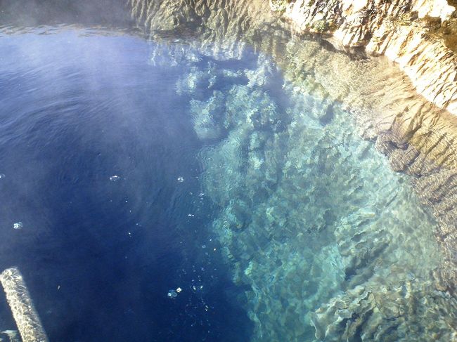 他の温泉たちも見回ってみる。<br />ボコッと穴が開いてて、その奥の方からボコボコっと泡が湧き上がってくる。<br />地球から沸いてきてるんだなぁ。とシミジミ。<br />