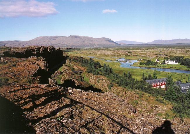 ＧＥＹＳＩＲを後にして、車を走らせること１時間弱。<br />世界遺産のシンクヴェトリル国立公園へ到着。<br />地球で２箇所だけ見えるという、地球の割れ目「ギャウ」とご対面。<br />このままわれ続けると、アイスランドがアイスランズになるんだろうなぁ。<br />