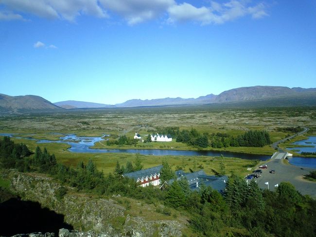 ギャウの向こう側には、まるでイギリスで湖水地方のような美しい風景が♪<br />手前のワイルドなギャウとその向こうの湖水地方風景と対照的で楽しい。