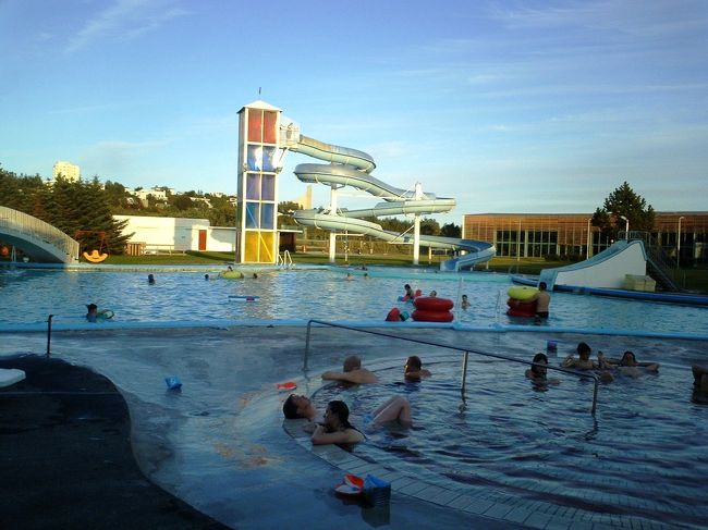 シンクヴェトリル国立公園を後にして５０ＫＭ。<br />やっと元のレイキャビックに戻ってきた。<br /><br />レイキャビックのホテルにチェックインする。<br />そして、そのままプールへ☆<br />プール＝温泉プール♪さすが温泉大国アイスランド！<br />２５０ＩＳＫ（３ユーロ）の金額で、温泉プールを楽しむ。<br />サウナやフィットネスセンターまでついてこの価格！<br />アイスランドで”お得価格！”と思った最初で最後の瞬間。