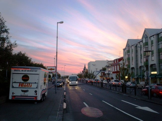 一風呂浴びたら夕食を食べにレイキャビック中心地へ。<br />夜９時過ぎの空模様。<br />まだまだ夜９時なんて、明るい明るい☆<br /><br />そして、レストラン選びへ。<br />ＭＥＮＵを見ると・・・どこもかも高い！！<br />アイスランド人って平均給与いくらなのかしら？などと余計なお世話をしてしまう。