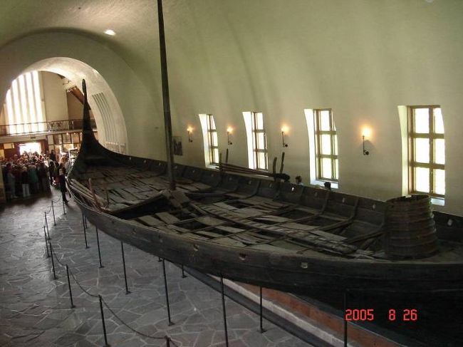 オスロ：バイキング船博物館にて。上部からの全景。樫の木で作られている。2005.8.26