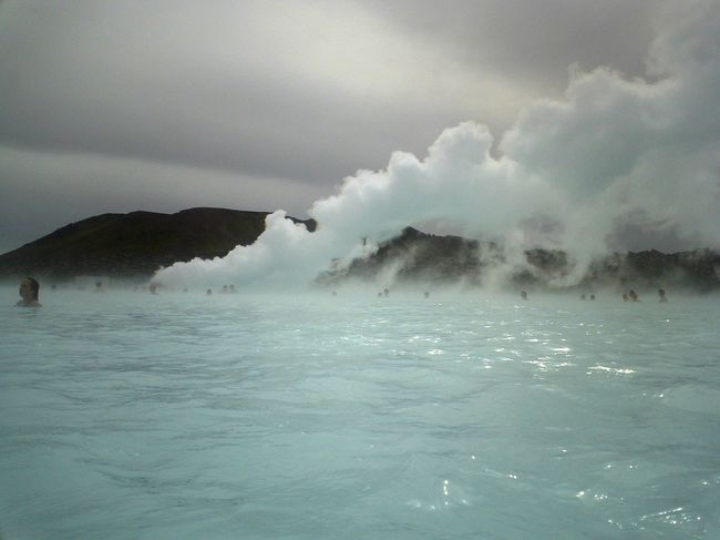 2005年8月28日<br /><br />飛行機が夕方発なので、空港近くのブルーラグーンへ立ち寄る。<br />ここもアイスランドに訪れた観光客、特に日本人ならほとんど立ち寄る観光施設と思われる場所。<br /><br />入場料１４００ＩＳＫを支払って中へ入る。<br />外へでると、うわーお☆<br />ブルーだ〜！！！！