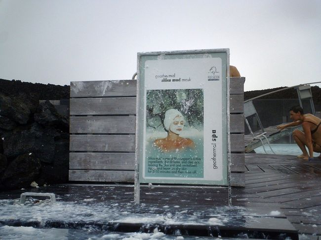 この温泉からできる「白泥」でパック。<br />白泥を入れた木箱があちこちにおいてあり、塗りたい放題。<br />私も顔にもベターリ、体にもベターリと塗りまくる。<br />こんな白い顔の人々が、あちらこちら歩いている。<br />集団でいるとなんだか怖いぞ〜。<br />あっ、でも私もその怖い風貌の一人だった(^^;;