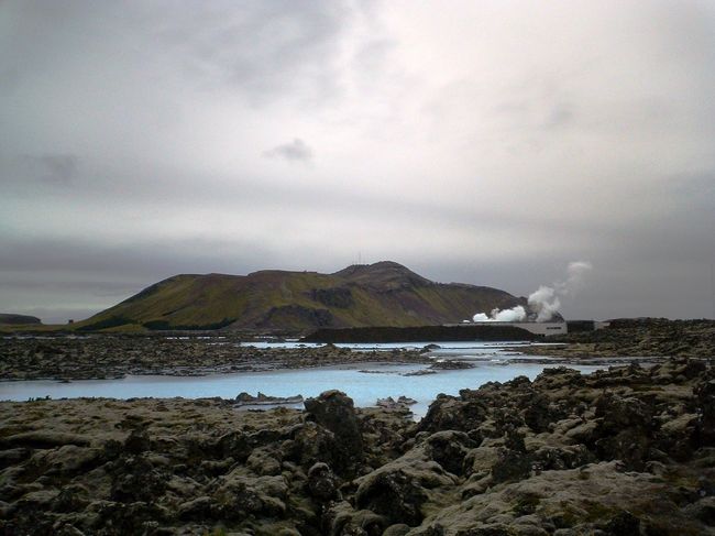 溶岩がごつごつした風景の中にポツンとあるブルーラグーン。<br />外に流れ出たお湯もちゃんとブルー♪<br /><br />