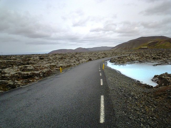 ポカポカに温まった私達は一路空港へ向かう。<br />ここから走ること15分ほど。<br /><br />ゲキ込みのアイスランドエアのカウンターを通り過ぎて、アイスランドエクスプレスのカウンターへ。<br /><br />定刻やや遅れてアイスランドエクスプレスは離陸した。<br />短すぎるアイスランドの滞在。<br />今度は絶対４ＷＤを借りてワイルドな内陸部をドライブしてみたい！<br />次回はもっと長い日程で来るぞ〜！と心に誓ってアイスランドを後にした。<br /><br />さて、次はスコットランドへ移動☆<br /><br />---おわり----<br />超長い旅行記にお付き合い頂きましてありがとうございました！