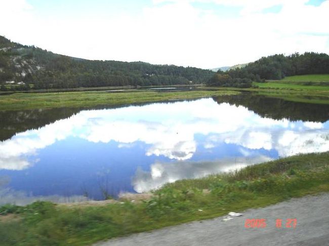 オスロ〜ソグネフィヨルド地区のフロムに向けて、３３０ｋｍのバスドライブの途中車窓より。2005.8.26 