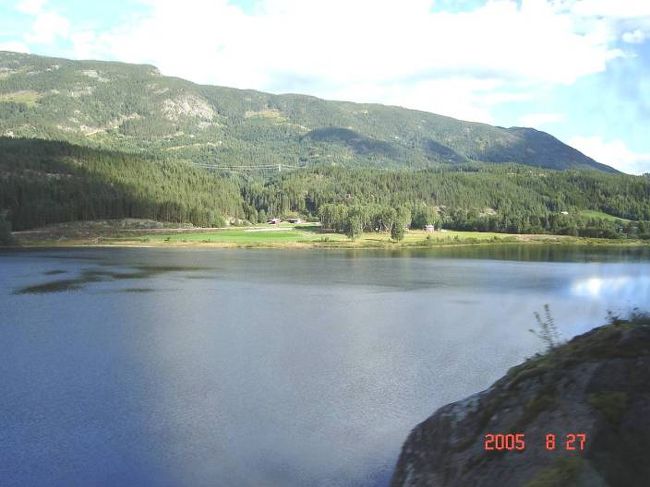 オスロ〜ソグネフィヨルド地区のフロムに向けて、３３０ｋｍのバスドライブの途中で車窓より。2005.8.26 