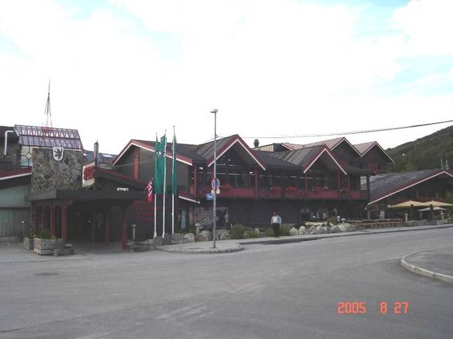 オスロ〜ソグネフィヨルド地区のフロムに向けて、３３０ｋｍのバスドライブの途中、２回目のトイレタイム。2005.8.26 