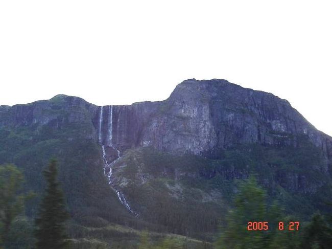 オスロ〜ソグネフィヨルド地区のフロムに向けて、３３０ｋｍのバスドライブの途中で車窓より。2005.8.26 