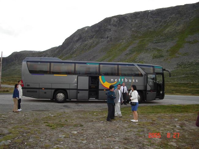 オスロ〜ソグネフィヨルド地区のフロムに向けて、３３０ｋｍのバスドライブの途中の小休止。2005.8.26 