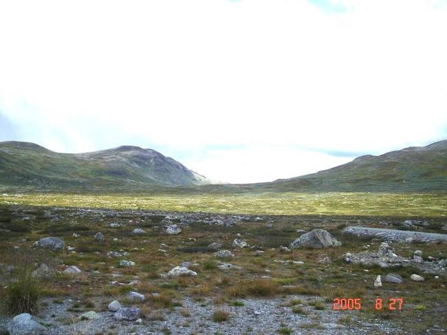 オスロ〜ソグネフィヨルド地区のフロムに向けて、３３０ｋｍのバスドライブの途中の小休止。2005.8.26 