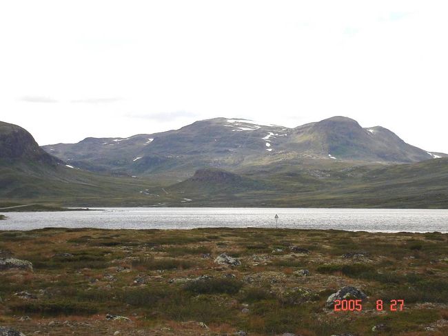 オスロ〜ソグネフィヨルド地区のフロムに向けて、３３０ｋｍのバスドライブの途中の小休止。2005.8.26 