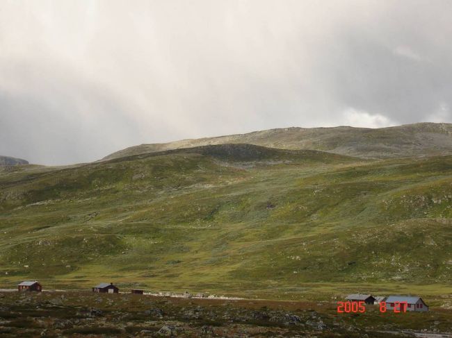 オスロ〜ソグネフィヨルド地区のフロムに向けて、３３０ｋｍのバスドライブの途中の小休止。2005.8.26 
