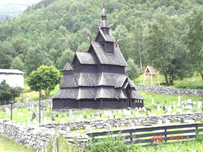 オスロ〜ソグネフィヨルド地区のフロムに向けて、３３０ｋｍのバスドライブの途中、小休止してボルグンドのスターブ式教会（地中杭と通し柱が一体になっている建て方とか･･･柱が腐りやすく現存するものが少ないと言われている）を見学。2005.8.26 