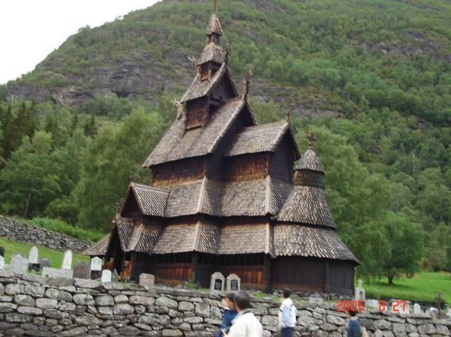 オスロ〜ソグネフィヨルド地区のフロムに向けて、３３０ｋｍのバスドライブの途中小休止してボルグンドのスターブ式教会を見学。2005.8.26 