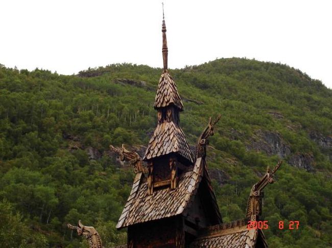 オスロ〜ソグネフィヨルド地区のフロムに向けて、３３０ｋｍのバスドライブの途中小休止してボルグンドのスターブ式教会を見学。塔先端の彫刻。2005.8.26 